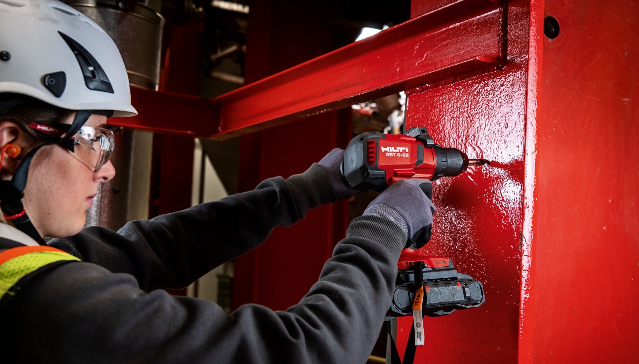 Fijación sobre acero en ambientes corrosivos.