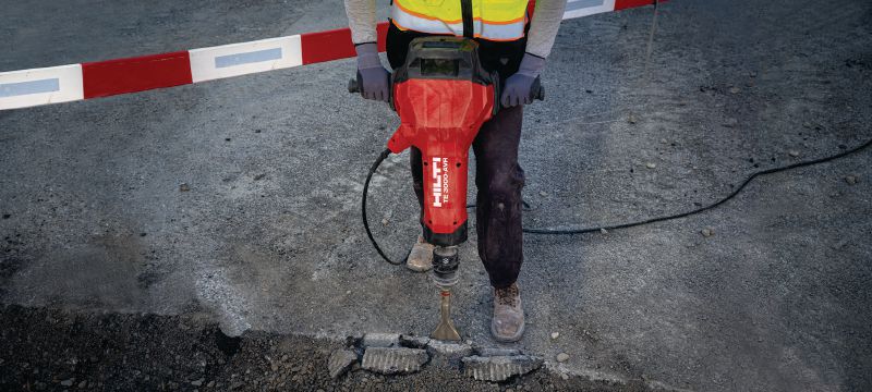 Martillo rompedor eléctrico para tareas de carga TE 3000-AVR Martillo rompedor excepcionalmente potente para demolición de hormigón de carga pesada, corte de asfalto, movimiento de tierras y colocación de varillas de tierra Aplicaciones 1