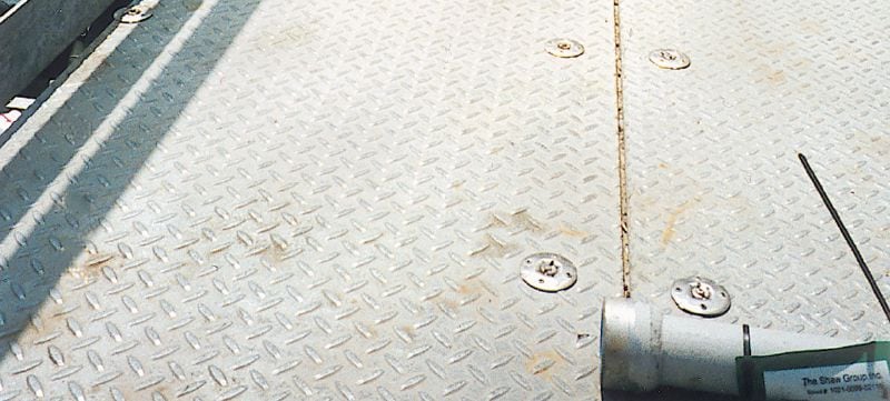 Fijador de placa tramex X-FCP-R (acero inoxidable) Disco de anclaje parea placas de tramex con pernos roscados para entornos con nivel alto de corrosión Aplicaciones 1