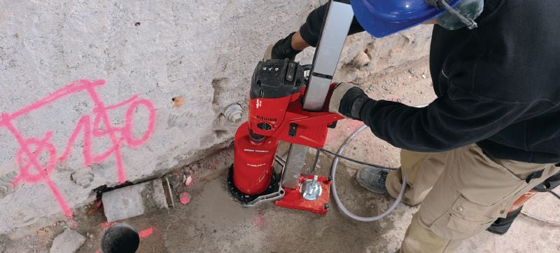 Corona DD 160 Máquina de taladro con diamante compacta pero potente para tareas de perforación en Hormigón con columna de 25-202 mm (31/32 - 7-15/16”) de diámetro Aplicaciones 1